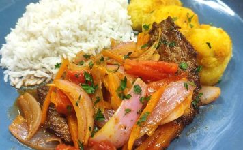bistec encebollado