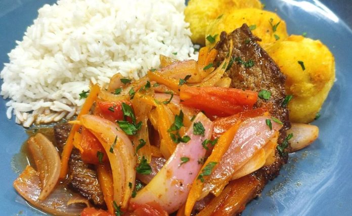 bistec encebollado