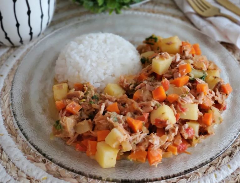 picante de atún con papas