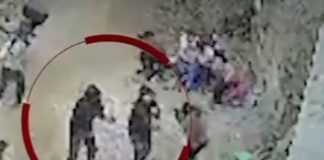 Balean a dirigente delante de vecinos