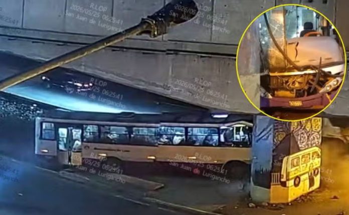 Bus del Corredor Morado impacta en columna del metro y deja 8 heridos