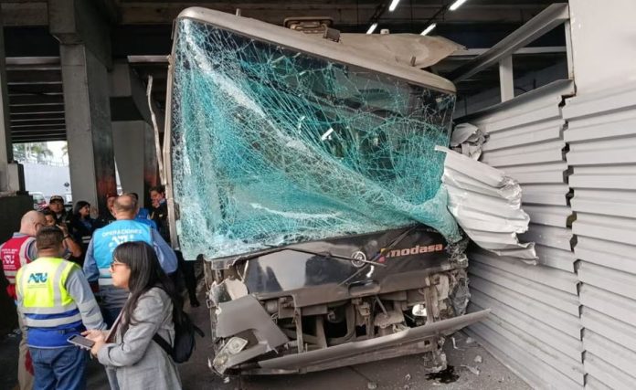 Bus del Metropolitano se estrelló en Vía Expresa