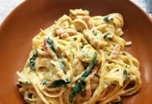 Cremosa pasta con pollo y bacón al pesto