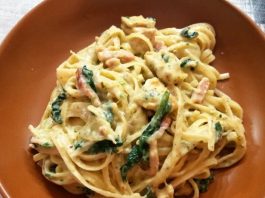 Cremosa pasta con pollo y bacón al pesto