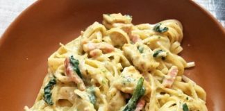 Cremosa pasta con pollo y bacón al pesto