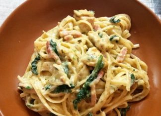 Cremosa pasta con pollo y bacón al pesto