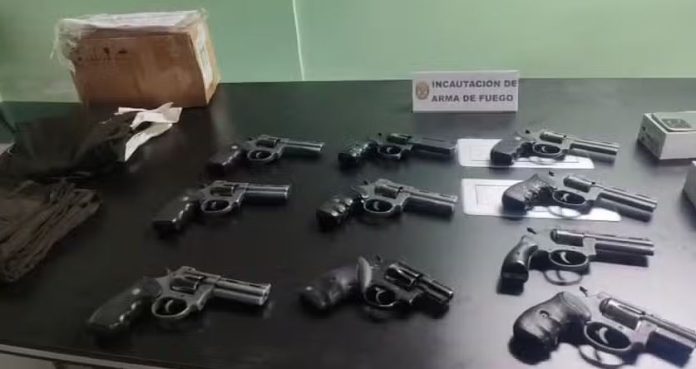 Hallan 10 armas en encomiendas