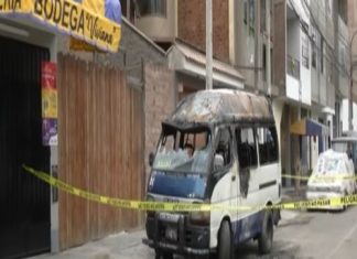 Incendian combi con cobrador dentro