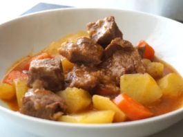 Jugoso estofado de ternera con papas