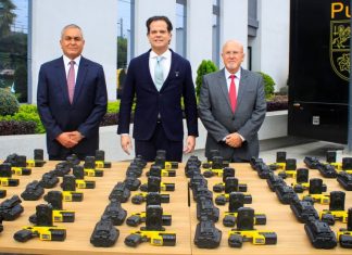 Serenos de surco listos contra la delincuencia La Municipalidad de Santiago de Surco equipó a su cuerpo de Serenazgo con 150 pistolas de electrochoque
