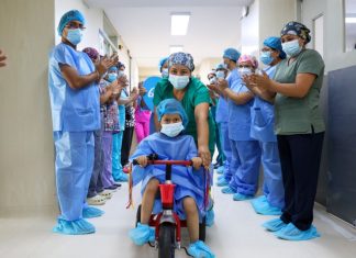 Niños van sin miedo a cirugía en bicicleta
