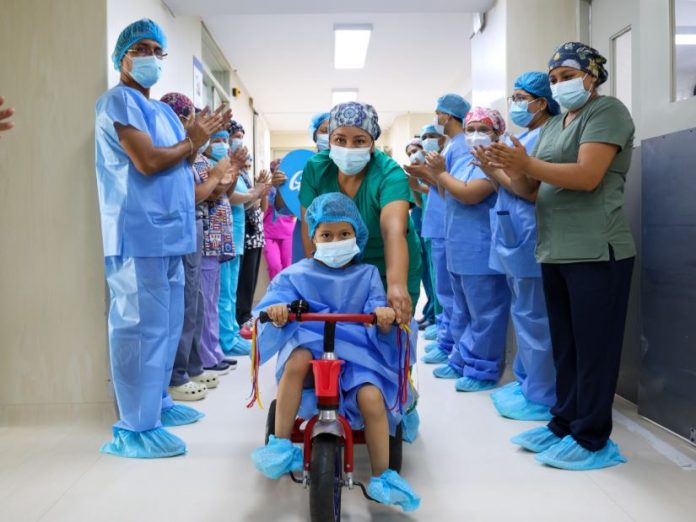 Niños van sin miedo a cirugía en bicicleta