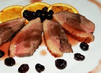 Pechuga de pato en salsa de arándanos
