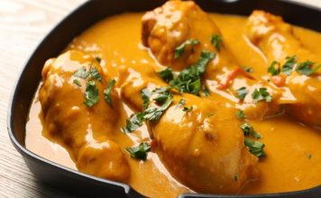 Pollo dorado en salsa española