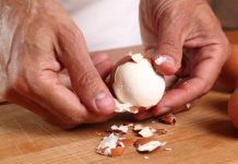 Técnica para pelar huevos cocidos