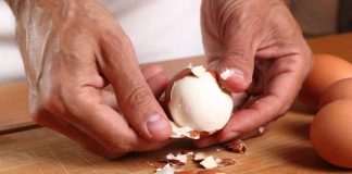 Técnica para pelar huevos cocidos