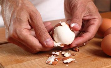 Técnica para pelar huevos cocidos