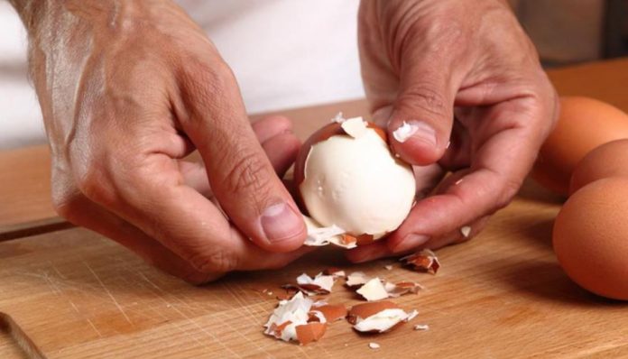 Técnica para pelar huevos cocidos