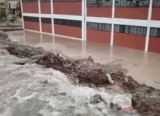 Tubería inundó cole Fe y Alegría de SJL Tubería inundó cole Fe y Alegría de SJL