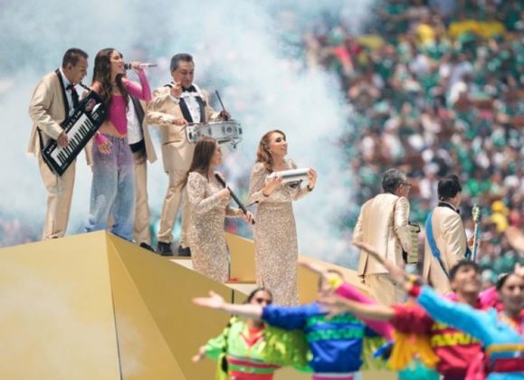 Belinda cantó junto a los Ángeles Azules