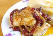 Filete de merluza con cebolla y pimientos