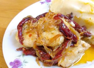 Filete de merluza con cebolla y pimientos