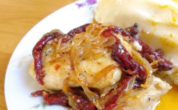Filete de merluza con cebolla y pimientos