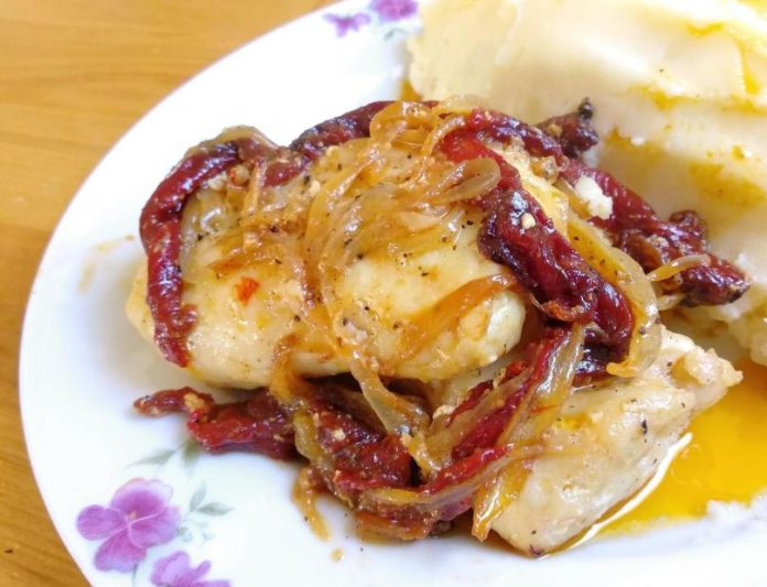 Filete de merluza con cebolla y pimientos