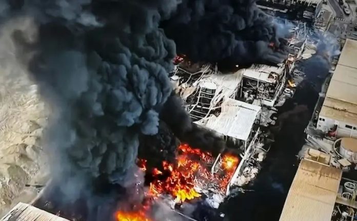 Incendio devora 9 fábricas en Lurín