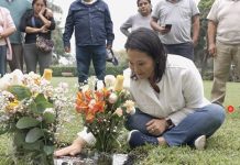 Keiko Fujimori visitó tumba de Alberto Fujimori