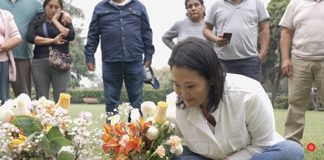 Keiko Fujimori visitó tumba de Alberto Fujimori