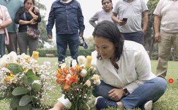 Keiko Fujimori visitó tumba de Alberto Fujimori