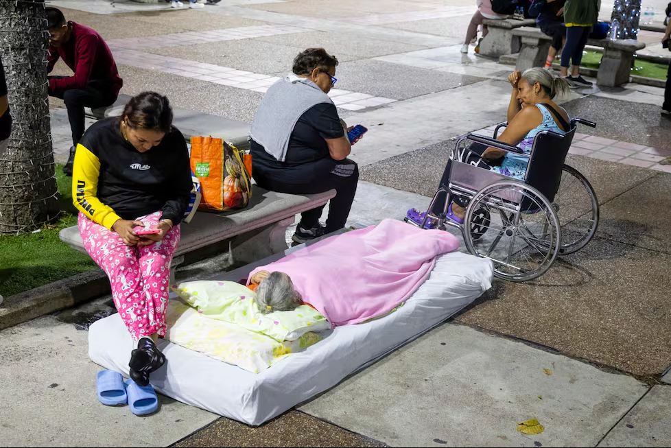 Los venezolanos duermen desde la madrugada del jueves en colchones y colchonetas