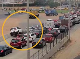 Mujer se distrajo y embistió 5 vehículos en Vía Expresa Sur