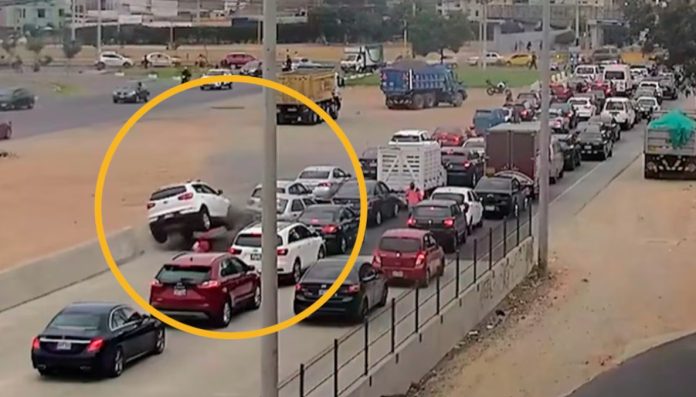 Mujer se distrajo y embistió 5 vehículos en Vía Expresa Sur