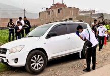 Pareja es hallada bañada en sangre dentro de camioneta