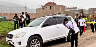 Pareja es hallada bañada en sangre dentro de camioneta