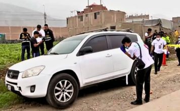 Pareja es hallada bañada en sangre dentro de camioneta Pareja es hallada bañada en sangre dentro de camioneta