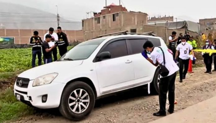 Pareja es hallada bañada en sangre dentro de camioneta