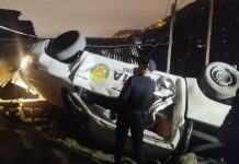 Patrulla se voltea y deja 2 policías heridos