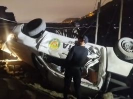 Patrulla se voltea y deja 2 policías heridos