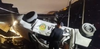 Patrulla se voltea y deja 2 policías heridos