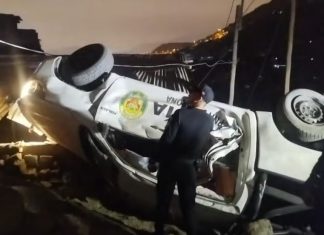 Patrulla se voltea y deja 2 policías heridos Patrulla se voltea y deja 2 policías heridos