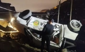 Patrulla se voltea y deja 2 policías heridos