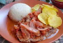 Jugoso bistec a la olla o encebollado bistec a la olla