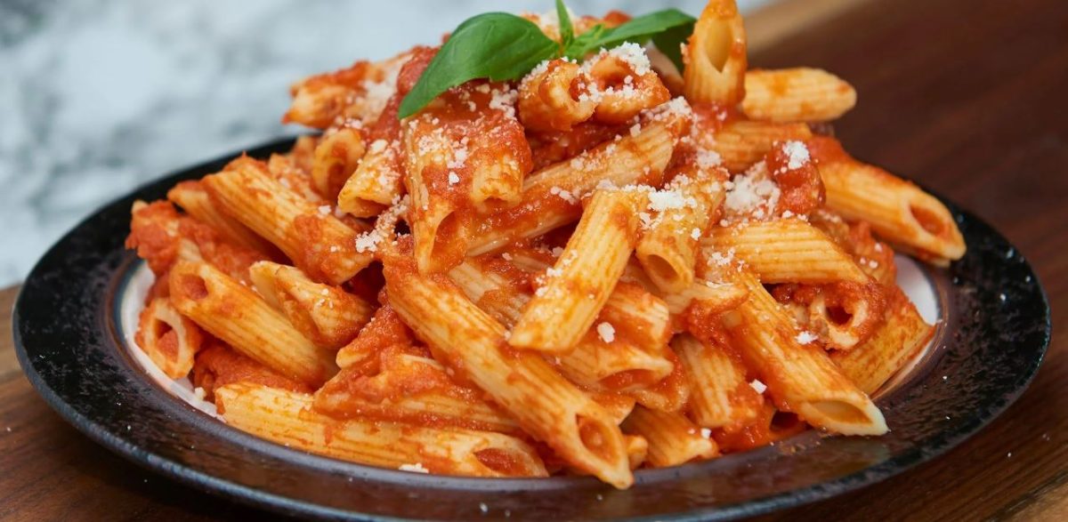 Sabrosos canutos en pasta pomodoro