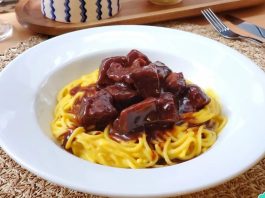 tallarines con salsa a la huancaína