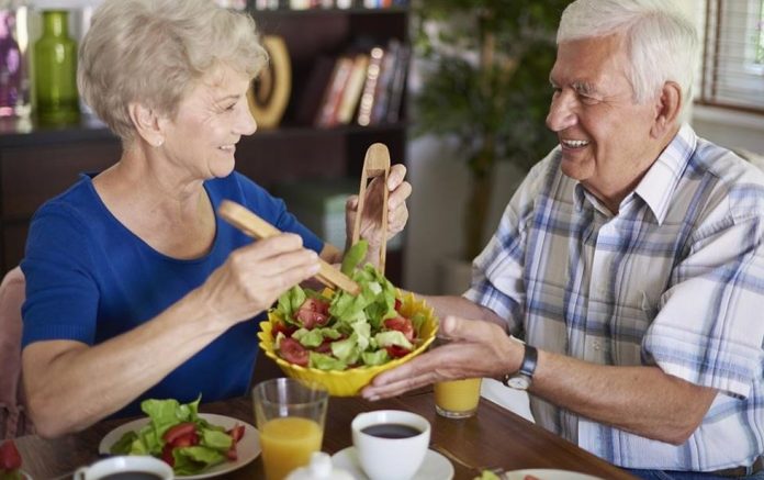 ¿Cómo deben nutrirse las personas mayores?