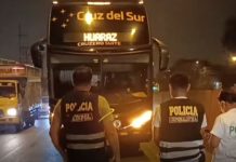 Balean bus de Cruz del Sur en Puente Piedra Balean bus de Cruz del Sur en Puente Piedra