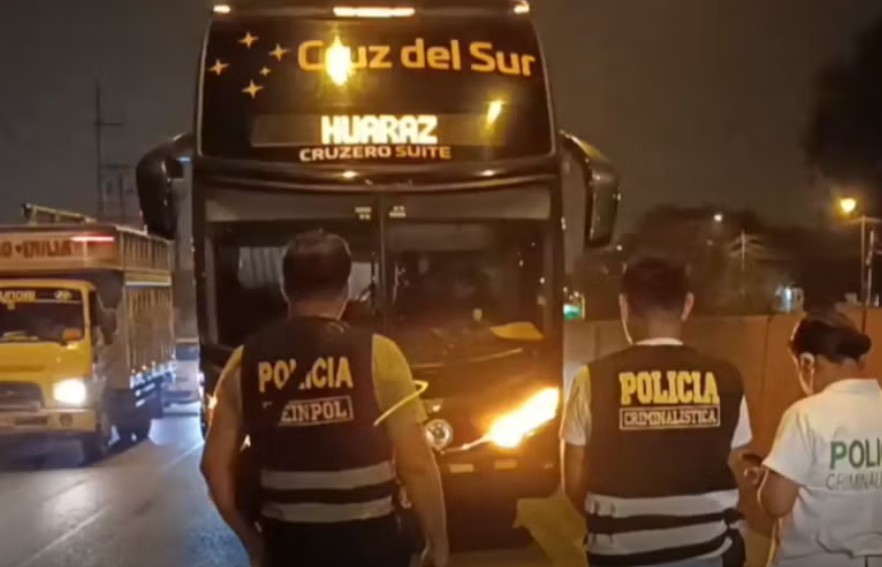 Balean bus de Cruz del Sur en Puente Piedra